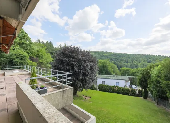 Fernblick der Immobilie: Stadt aus, Wald an – Wohnen am Waldrand mit Weitblick (Foto_gross)