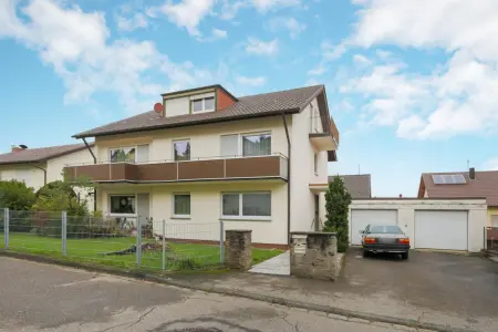 Straßenansicht der Immobilie: Solides 3-Familienhaus mit Doppelgarage in schöner Lage! (Titelbild)