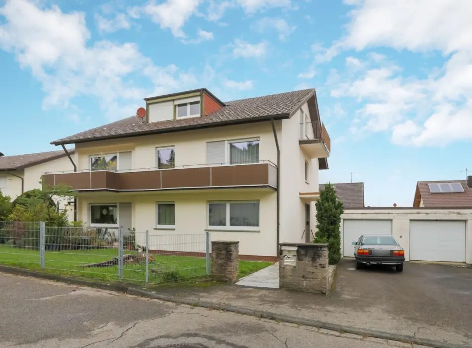 Straßenansicht der Immobilie: Solides 3-Familienhaus mit Doppelgarage in schöner Lage! (Titelbild)