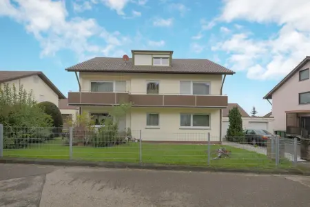 Straßenansicht der Immobilie: Solides 3-Familienhaus mit Doppelgarage in schöner Lage! (Foto)