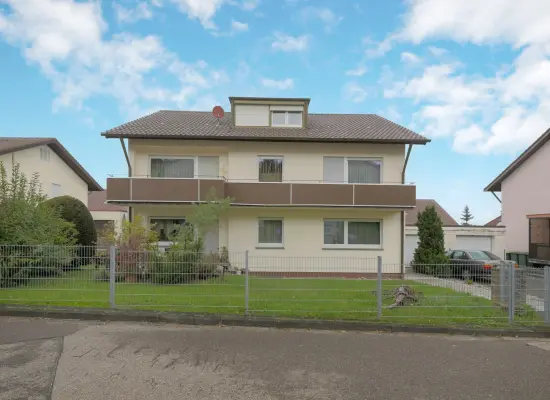 Straßenansicht der Immobilie: Solides 3-Familienhaus mit Doppelgarage in schöner Lage! (Foto)