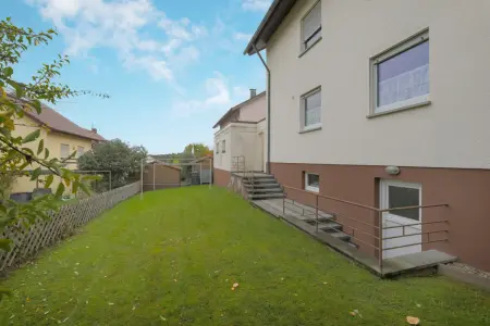 Rückansicht und Garten der Immobilie: Solides 3-Familienhaus mit Doppelgarage in schöner Lage! (Foto)