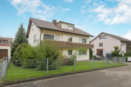 Straßenansicht der Immobilie: Solides 3-Familienhaus mit Doppelgarage in schöner Lage! (Foto)