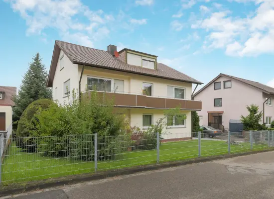 Straßenansicht der Immobilie: Solides 3-Familienhaus mit Doppelgarage in schöner Lage! (Foto)