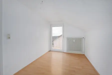 Gästezimmer DG der Immobilie: Solides 3-Familienhaus mit Doppelgarage in schöner Lage! (Foto)