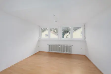 Schlafzimmer DG der Immobilie: Solides 3-Familienhaus mit Doppelgarage in schöner Lage! (Foto)