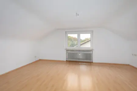 Wohnzimmer DG der Immobilie: Solides 3-Familienhaus mit Doppelgarage in schöner Lage! (Foto)