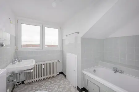 Badezimmer DG der Immobilie: Solides 3-Familienhaus mit Doppelgarage in schöner Lage! (Foto)