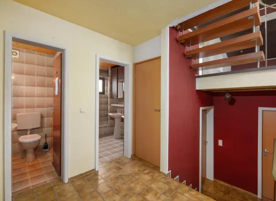 Diele EG der Immobilie: Familienfreundliches Reihenendhaus mit ELW und schönem Ausblick über Nöttingen (Foto)