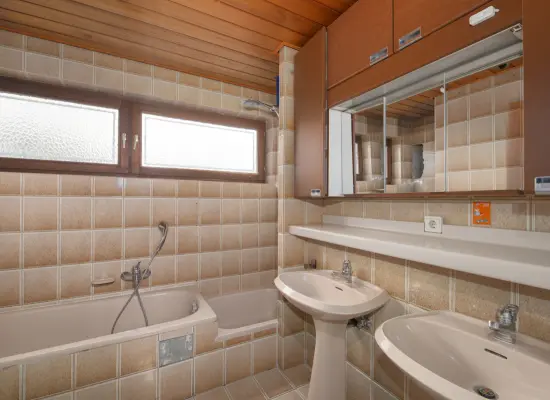 Badezimmer EG der Immobilie: Familienfreundliches Reihenendhaus mit ELW und schönem Ausblick über Nöttingen (Foto)