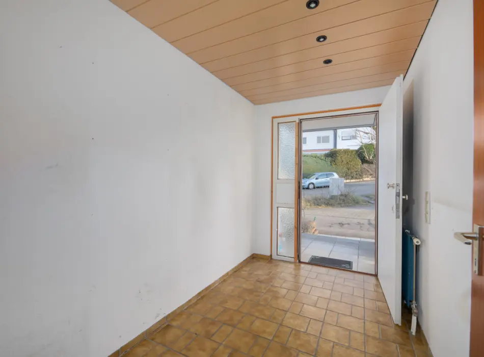 Windfang EG der Immobilie: Familienfreundliches Reihenendhaus mit ELW und schönem Ausblick über Nöttingen (Foto)