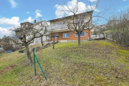 Rückansicht und Gartender Immobilien: Charmantes Einfamilienhaus in TOP-Aussichtslage mit barrierefreiem Zugang - ELW möglich! (Foto)