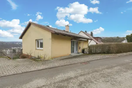 Straßenansicht der Immobilie: Charmantes Einfamilienhaus in TOP-Aussichtslage mit barrierefreiem Zugang - ELW möglich! (Titelbild)