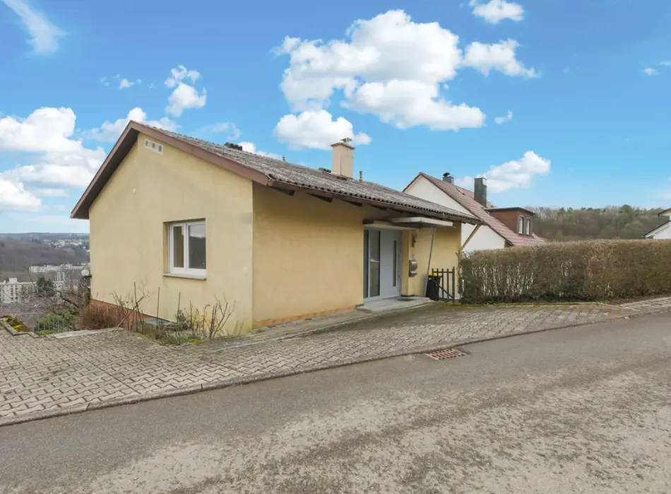 Straßenansichtder Immobilien: Charmantes Einfamilienhaus in TOP-Aussichtslage mit barrierefreiem Zugang - ELW möglich! (Titelbild)