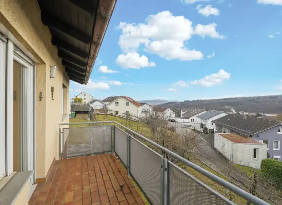 Balkon OGder Immobilien: Charmantes Einfamilienhaus in TOP-Aussichtslage mit barrierefreiem Zugang - ELW möglich! (Foto)