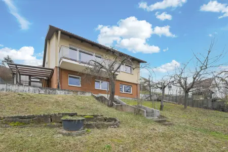 Rückansicht und Gartender Immobilien: Charmantes Einfamilienhaus in TOP-Aussichtslage mit barrierefreiem Zugang - ELW möglich! (Foto)