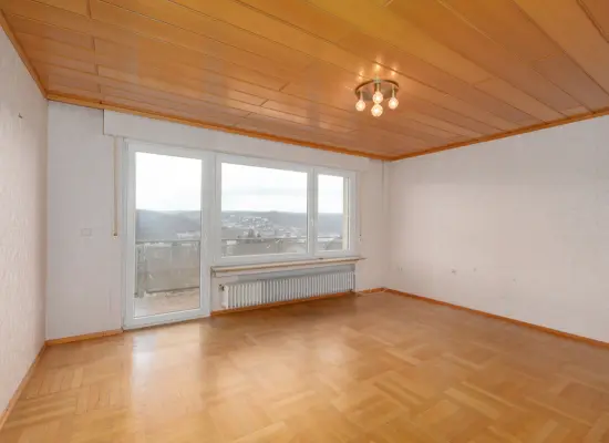 Wohnzimmer OG der Immobilie: Charmantes Einfamilienhaus in TOP-Aussichtslage mit barrierefreiem Zugang - ELW möglich! (Foto)