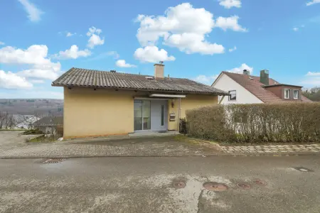 Straßenansichtder Immobilien: Charmantes Einfamilienhaus in TOP-Aussichtslage mit barrierefreiem Zugang - ELW möglich! (Foto)