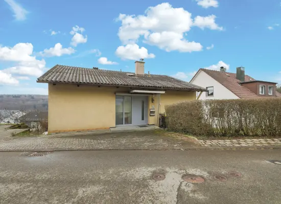 Straßenansicht der Immobilie: Charmantes Einfamilienhaus in TOP-Aussichtslage mit barrierefreiem Zugang - ELW möglich! (Foto)