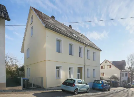 Straßenansicht der Immobilie: Modernisiertes und solide vermietetes 4-Familienhaus in zentrumsnaher Lage in Vaihingen/Enz! (Foto)