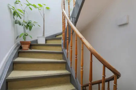 Treppenhaus zum DG der Immobilie: Modernisiertes und solide vermietetes 4-Familienhaus in zentrumsnaher Lage in Vaihingen/Enz! (Foto)