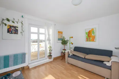 Wohnzimmer DG der Immobilie: Modernisiertes und solide vermietetes 4-Familienhaus in zentrumsnaher Lage in Vaihingen/Enz! (Foto)