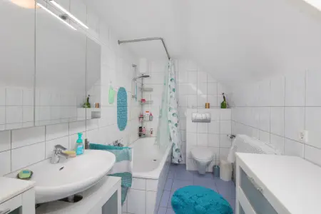Badezimmer DG der Immobilie: Modernisiertes und solide vermietetes 4-Familienhaus in zentrumsnaher Lage in Vaihingen/Enz! (Foto)