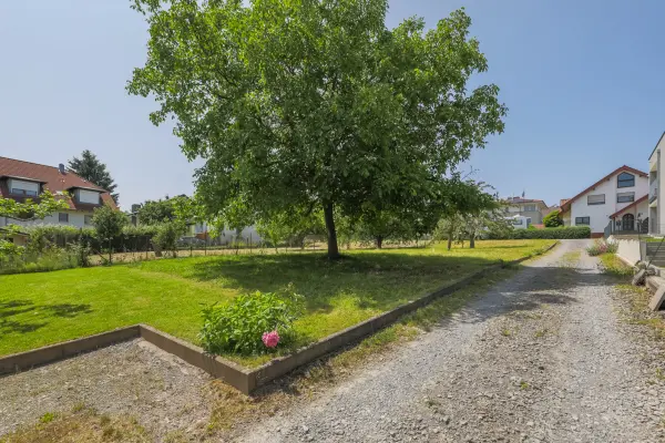 Straßenansichtder Immobilien: "Attraktives Baugrundstück mit Potenzial!" (Foto)