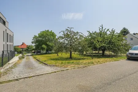 Straßenansicht der Immobilie: "Attraktives Baugrundstück mit Potenzial!" (Titelbild)