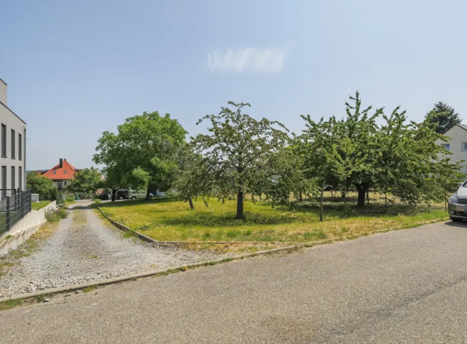 Straßenansicht der Immobilie: "Attraktives Baugrundstück mit Potenzial!" (Titelbild)