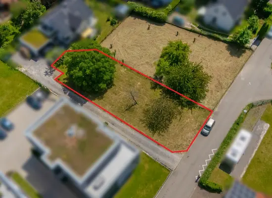 Luftbild - die Grenzlinien sind skizziert und können von den tatsächlichen etwas abweichen! der Immobilie: "Attraktives Baugrundstück mit Potenzial!" (Foto)