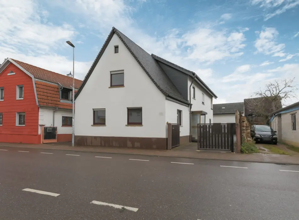 Straßenansichtder Immobilien: Genug Platz für die ganze Familie - Einfamilienhaus in Eggenstein mit tollem Grundstück (Titelbild)