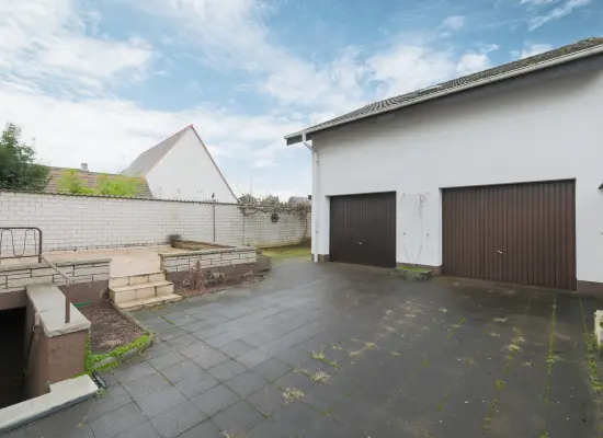 Innenhof mit Garagender Immobilien: Genug Platz für die ganze Familie - Einfamilienhaus in Eggenstein mit tollem Grundstück (Foto)