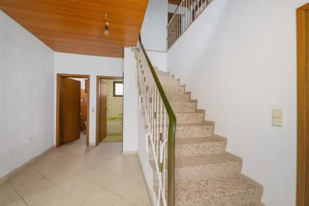 Diele mit separatem WC und Treppe ins OGder Immobilien: Genug Platz für die ganze Familie - Einfamilienhaus in Eggenstein mit tollem Grundstück (Foto)