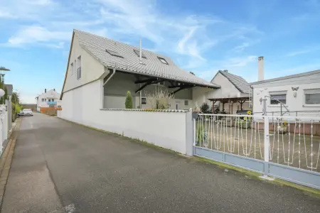 Straßenansicht der Immobilie: Freistehende Immobilie in Linkenheim – Ruhige Lage & hochwertige Bauqualität! (Foto)