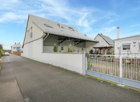 Straßenansichtder Immobilien: Freistehende Immobilie in Linkenheim – Ruhige Lage & hochwertige Bauqualität! (Foto)