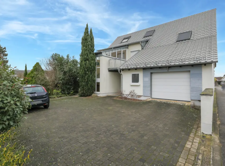 Straßenansichtder Immobilien: Freistehende Immobilie in Linkenheim – Ruhige Lage & hochwertige Bauqualität! (Titelbild)