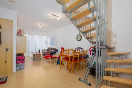 Wohnzimmer und Treppe Wohnung OG linksder Immobilien: Freistehende Immobilie in Linkenheim – Ruhige Lage & hochwertige Bauqualität! (Foto)