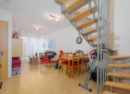 Wohnzimmer und Treppe Wohnung OG links der Immobilie: Freistehende Immobilie in Linkenheim – Ruhige Lage & hochwertige Bauqualität! (Foto)