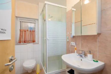 Badezimmer Wohnung OG linksder Immobilien: Freistehende Immobilie in Linkenheim – Ruhige Lage & hochwertige Bauqualität! (Foto)