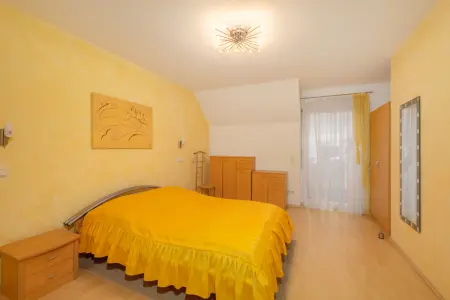 Schlafzimmer Wohnung OG rechtsder Immobilien: Freistehende Immobilie in Linkenheim – Ruhige Lage & hochwertige Bauqualität! (Foto)