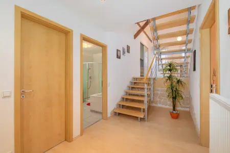 Diele Wohnung OG rechtsder Immobilien: Freistehende Immobilie in Linkenheim – Ruhige Lage & hochwertige Bauqualität! (Foto)
