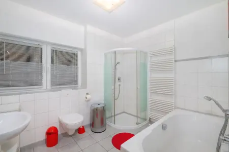Badezimmer Wohnung OG rechtsder Immobilien: Freistehende Immobilie in Linkenheim – Ruhige Lage & hochwertige Bauqualität! (Foto)