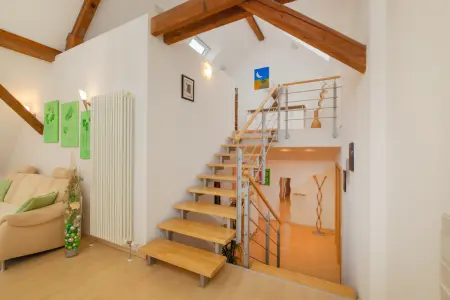 Treppe zum Büro Wohnung OG rechtsder Immobilien: Freistehende Immobilie in Linkenheim – Ruhige Lage & hochwertige Bauqualität! (Foto)
