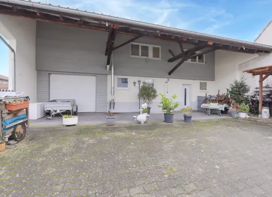 Ansicht Innenhofder Immobilien: Freistehende Immobilie in Linkenheim – Ruhige Lage & hochwertige Bauqualität! (Foto)