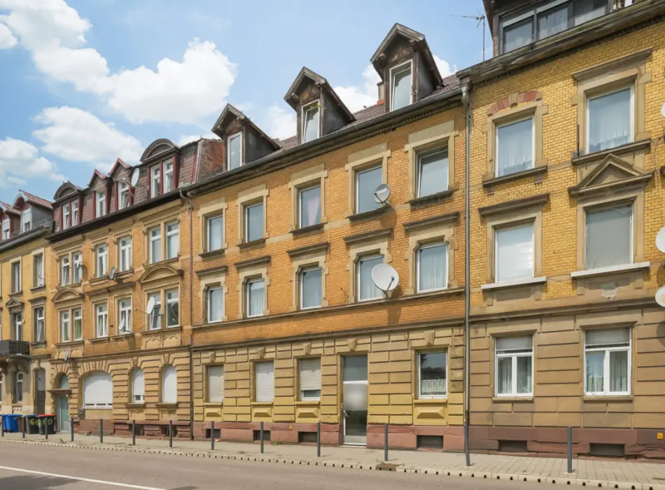 Straßenansichtder Immobilien: Charmantes und denkmalgeschütztes 5-Fam-Haus in Pforzheim mit Mietsteigerungspotenzial! (Titelbild)