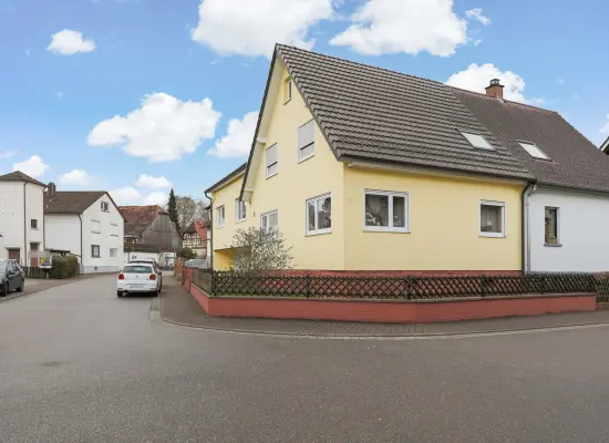 Straßenansichtder Immobilien: Gepflegtes Einfamilienhaus im Ortskern (Foto)