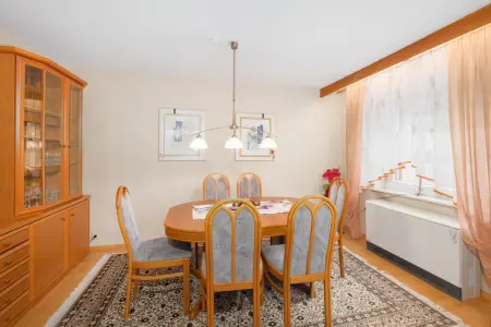 Essplatz im Wohnzimmerder Immobilien: Gepflegtes Einfamilienhaus im Ortskern (Foto)