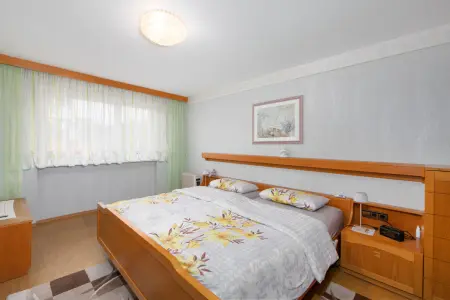 Schlafzimmer Erdgeschossder Immobilien: Gepflegtes Einfamilienhaus im Ortskern (Foto)