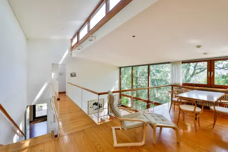 Galerie mit offenem Essbereich der Immobilie: Architektur trifft Natur – außergewöhnliches Zuhause in idyllischer Ortsrandlage mit Schlossblick! (Titelbild)